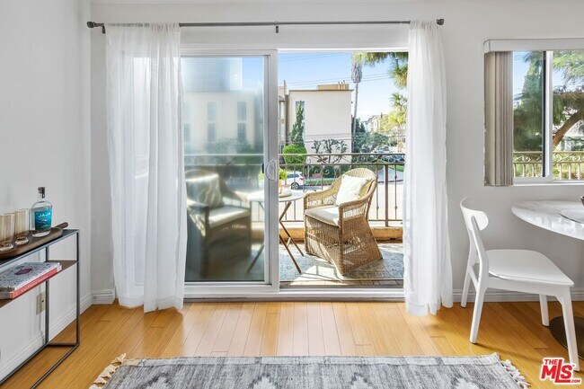 Foto del edificio - 1154 S Barrington Ave