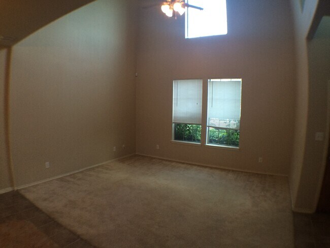 Building Photo - Stunning 3 Bed 2.5 Bath Townhome w Lawn Se...