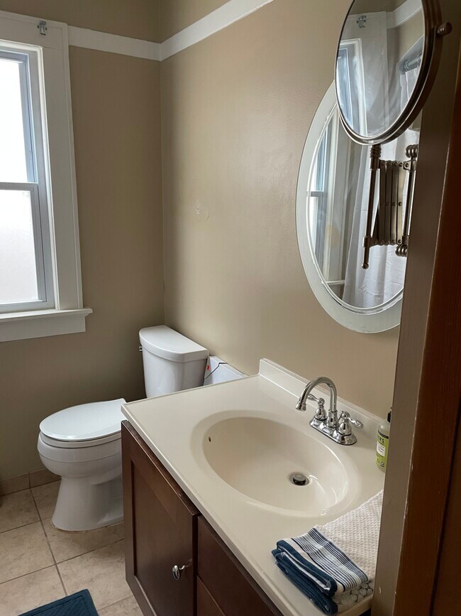 Bonito baño con actualizaciones recientes - 2809 S Lenox St