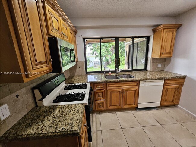Foto del edificio - 3941 NW 115th Terrace