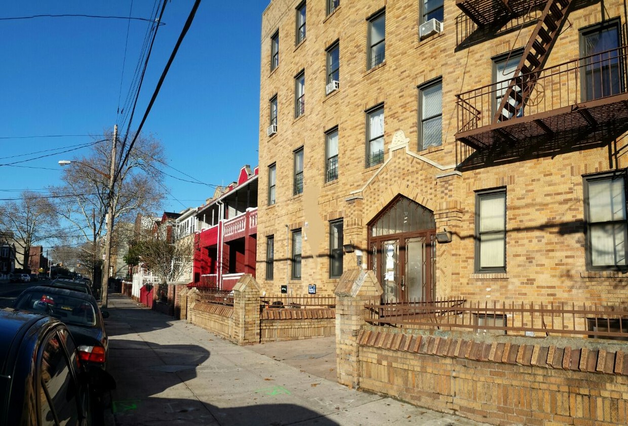 Primary Photo - 51 Lott Ave