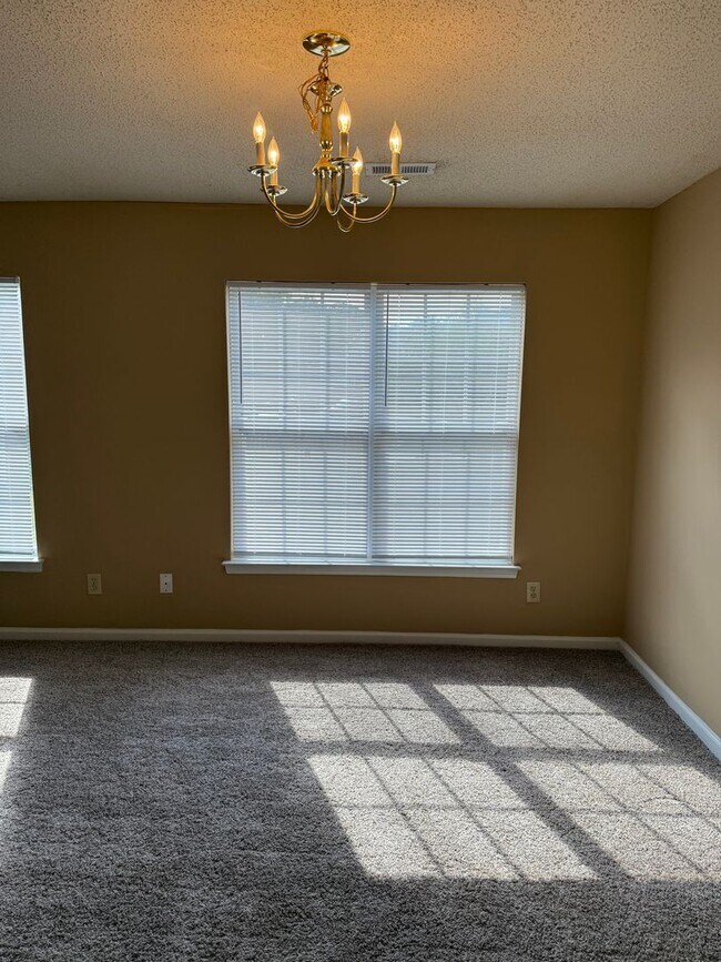 Building Photo - Spacious 2BR unit convenient to Guilford College Rd & Wendover