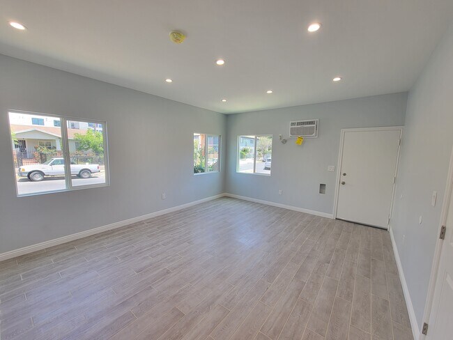 Building Photo - 941 S Catalina St