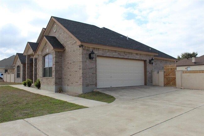 Building Photo - 302 Echo Valley Dr