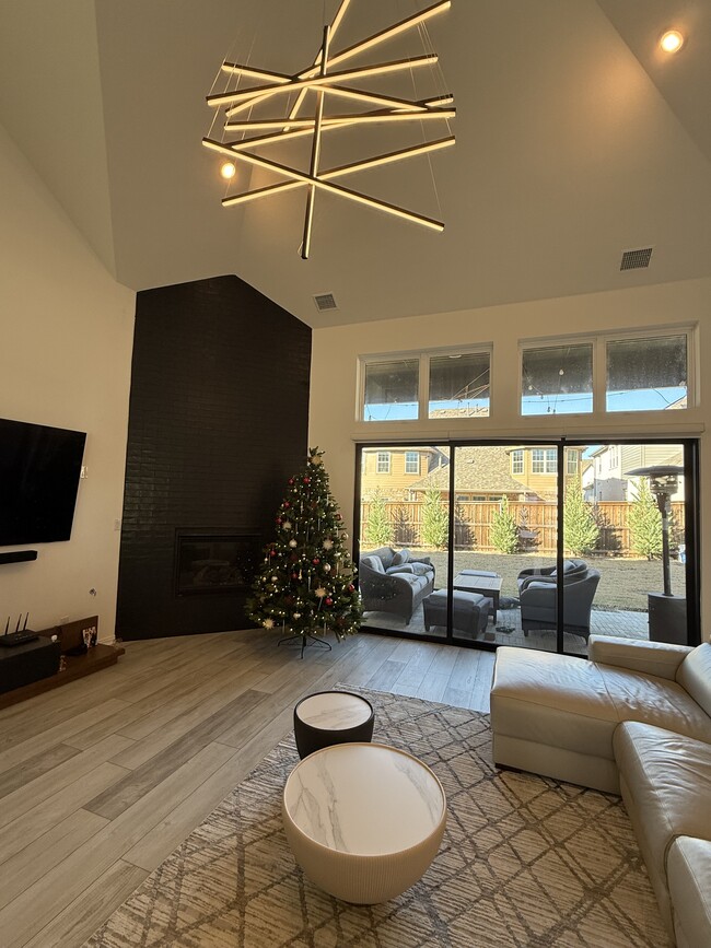 Building Photo - 2832 Fountain Park Dr