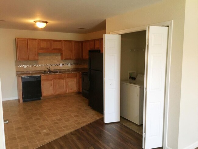 Foto del edificio - 512 Luxury Dr