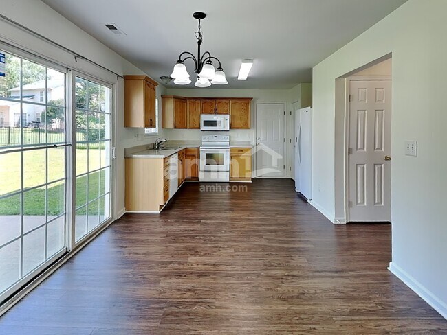 Foto del edificio - 7014 Honey Tree Ln