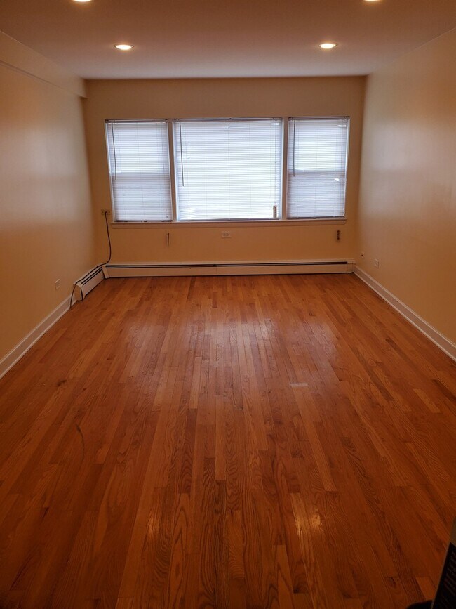 Foto del edificio - 7322 W TALCOTT Ave