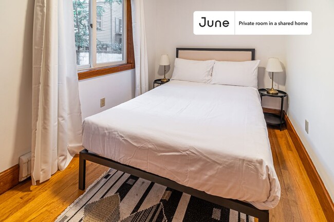 Foto del edificio - Private bedroom in 5 bed/2 bath Home