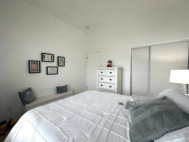 Building Photo - Gorgeous 2 Bed, 2 Bath Duet in Summerset II 55+ Community