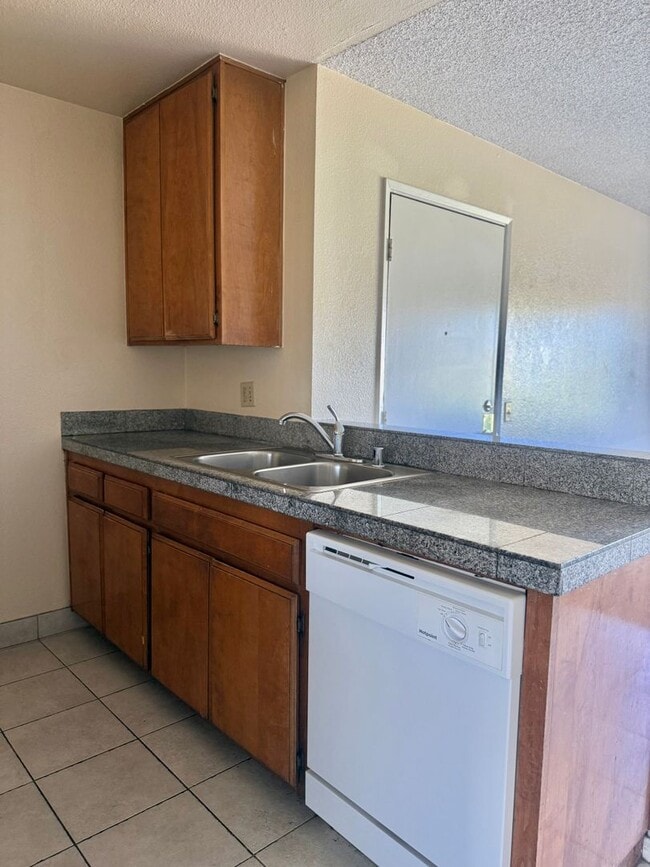 Building Photo - 2BD/2BTH with Private Patio, Walk-In Closet, Onsite Laundry, and Parking!