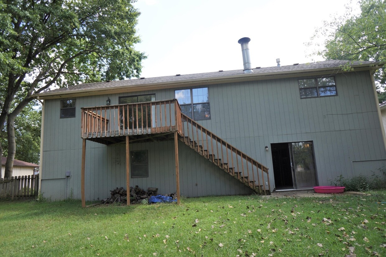 Building Photo - 3701 Santiago Dr