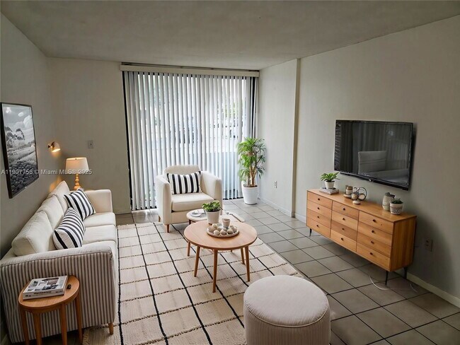 Foto del edificio - 8261 NW 8th St