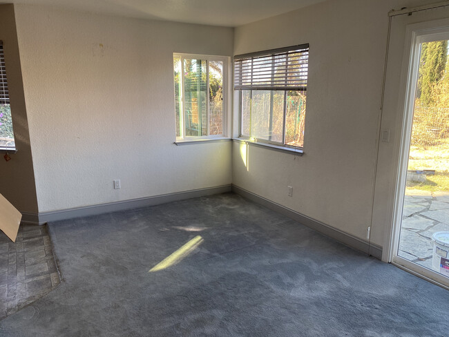 Dining/ Family Room - 1100 Bear River Ct