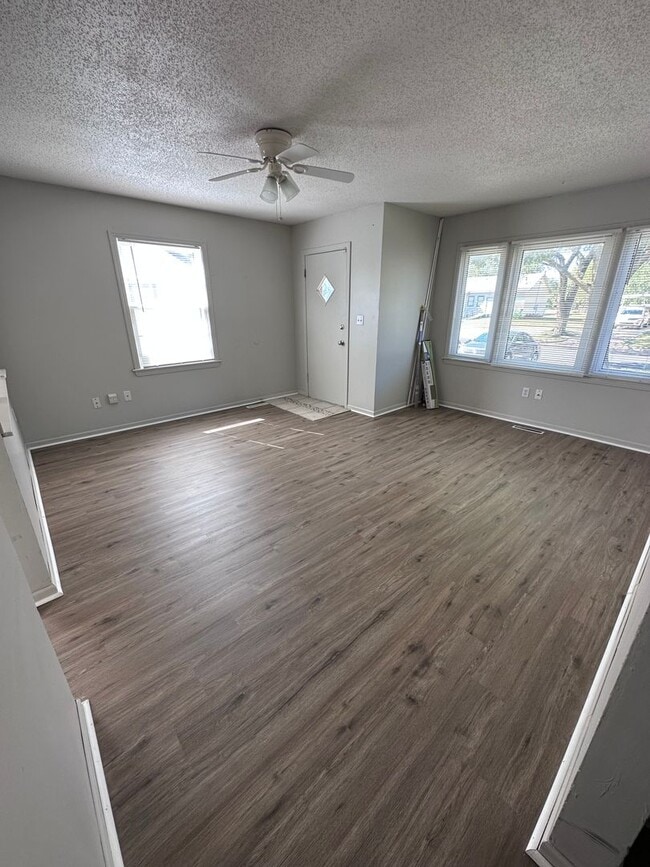 Building Photo - $1250 - 3 bed 1.5 bath - Single Family Hom...