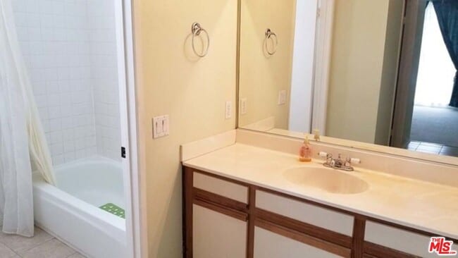 Building Photo - 533 S St Andrews Pl