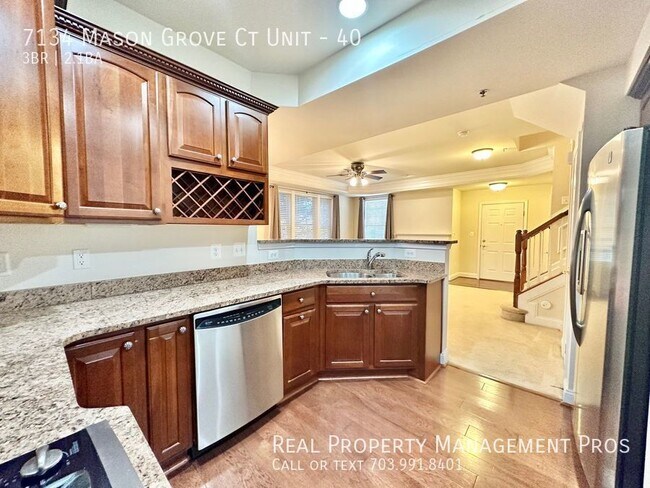 Foto del edificio - STUNNING THREE LEVEL THREE BED 2.5 BATH TO...