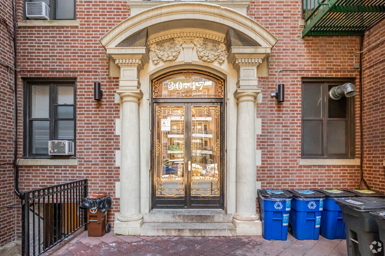 Entrada del edificio - 3047 29th St