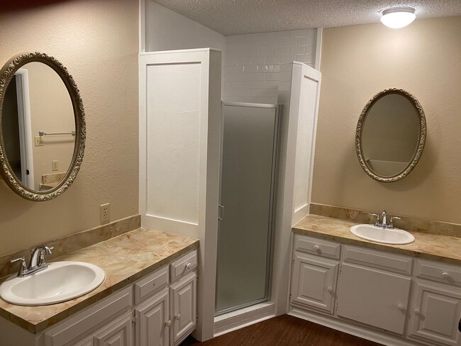 Building Photo - Spacious 5 BEDROOM - Fresh Paint - Country Living & Great for Commuters