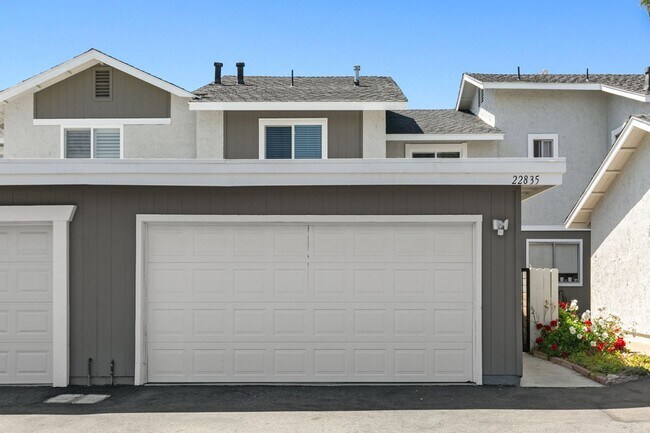 Building Photo - Gorgeous remodeled 4 bedroom