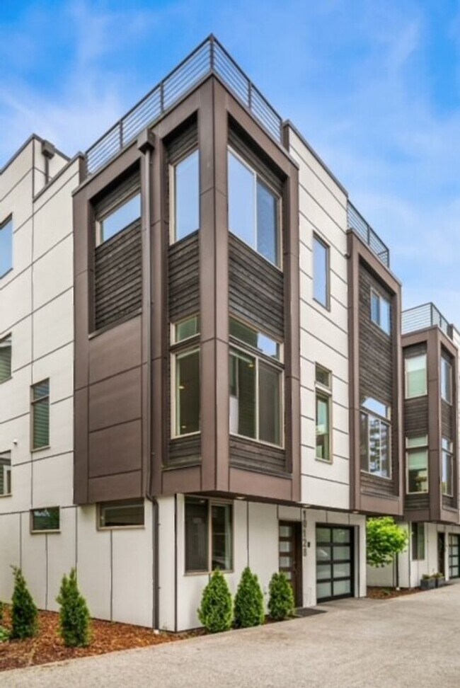 Building Photo - Gorgeous Greenwood 3 Bedroom 3.5 Bath Stan...