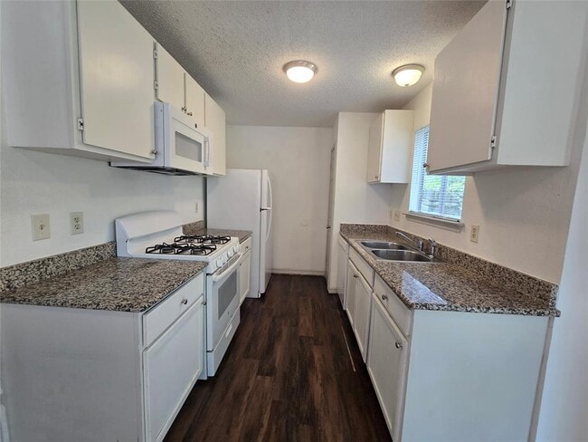 Building Photo - 807 Meadowcreek Dr
