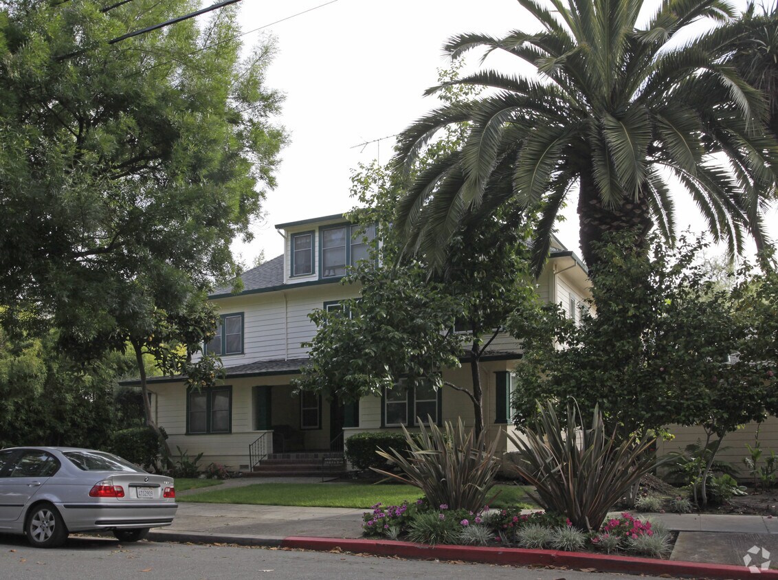 Building Photo - Elm Apartments
