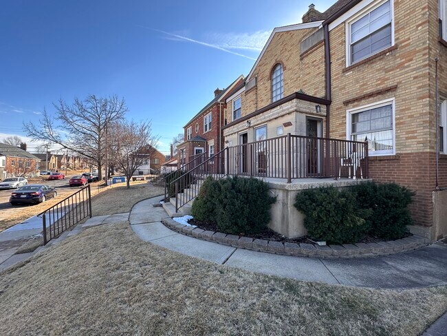 Foto del edificio - 5816 Mardel Ave