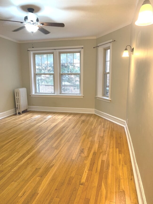 Building Photo - 832 W Sunnyside Ave