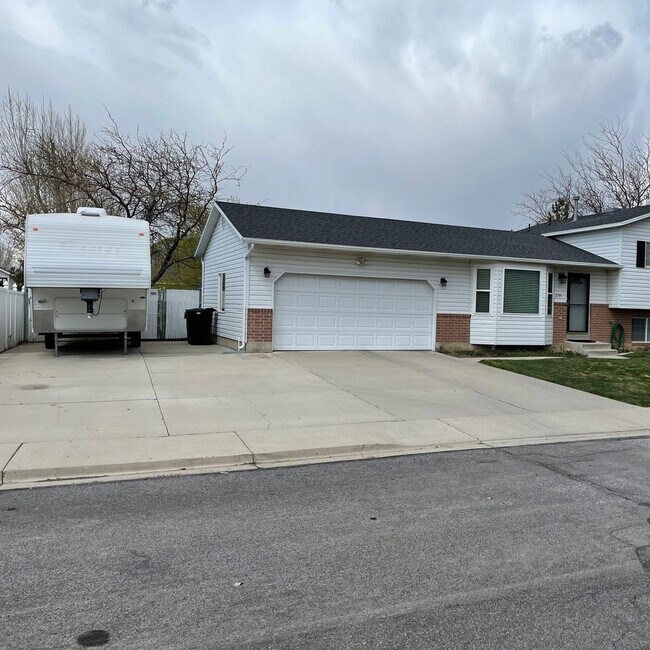 Building Photo - 2791 E 1520 S