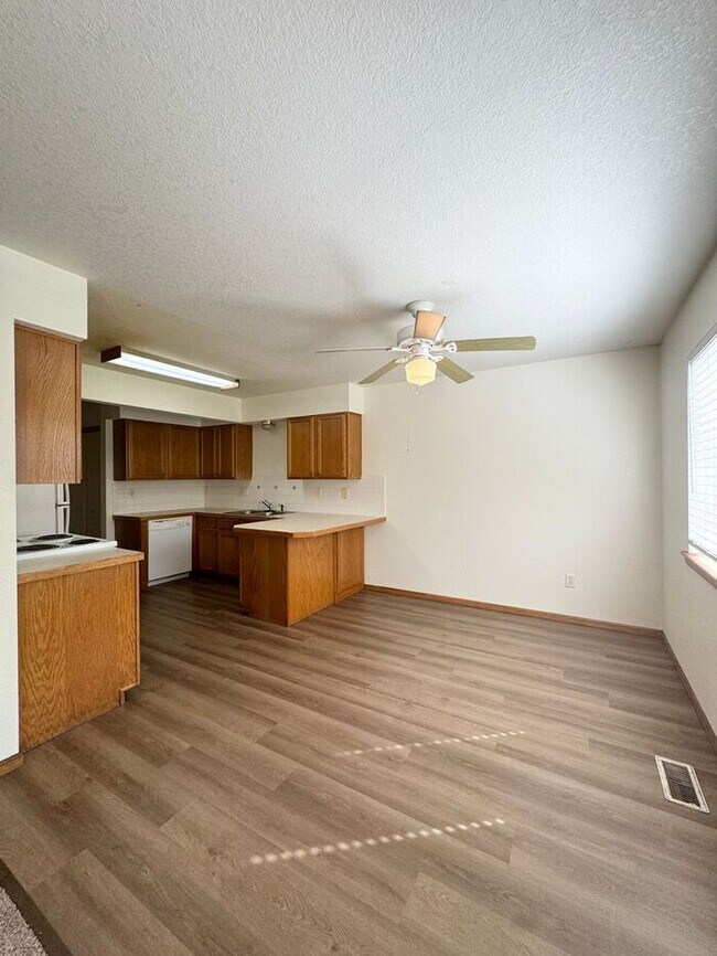 Building Photo - Wonderful Lake Loveland 2 Story Townhome w...