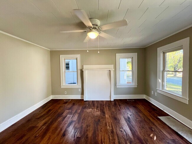 Building Photo - Two bedroom, 1 bath house in Burlington