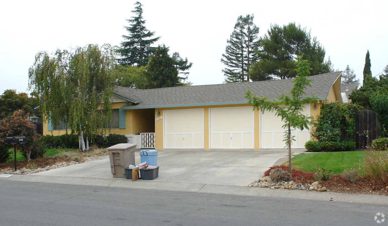 Primary Photo - 2100 Fallen Leaf Ln