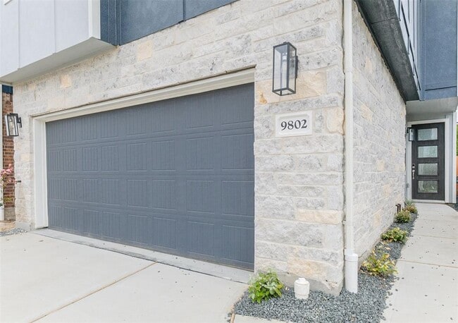 Building Photo - 9802 Rugged Oaks Dr
