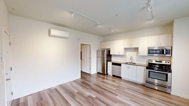 Foto del edificio - First Floor Front Facing Vibrant Stylish O...
