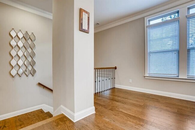 Foto del edificio - 2359 Montford Pl