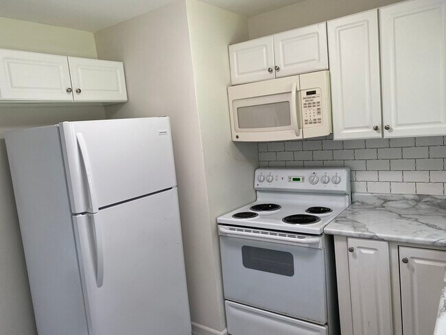 Building Photo - Completely Renovated Ranch