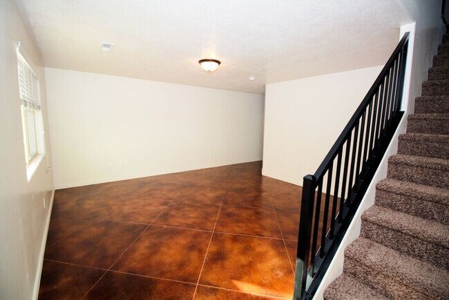 Foto del edificio - 3 bed, 2.5 bath town house *Internet Included