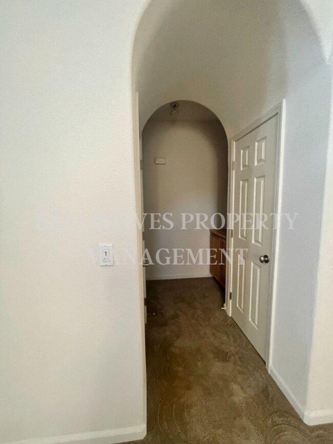 Building Photo - 772 Round Hill Dr
