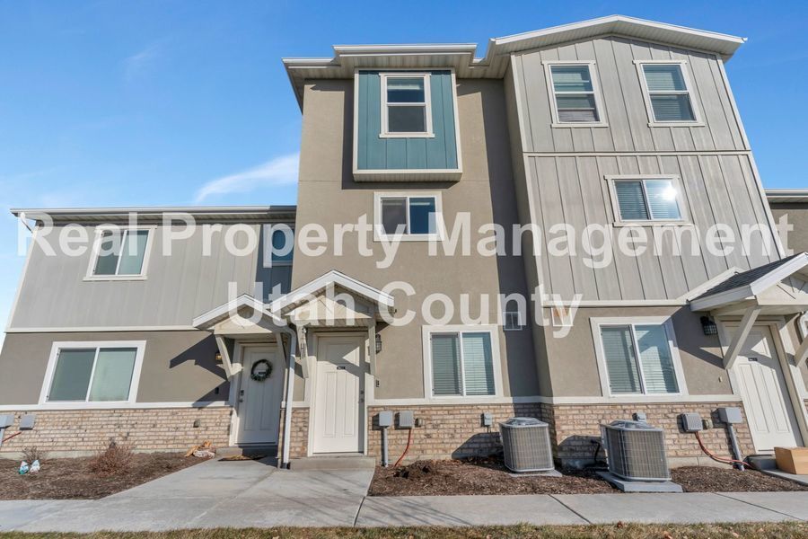 Dogs at this American Fork Townhome House for Rent in