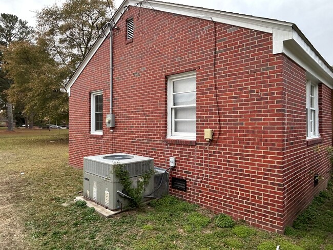 Building Photo - 3 Bedroom House