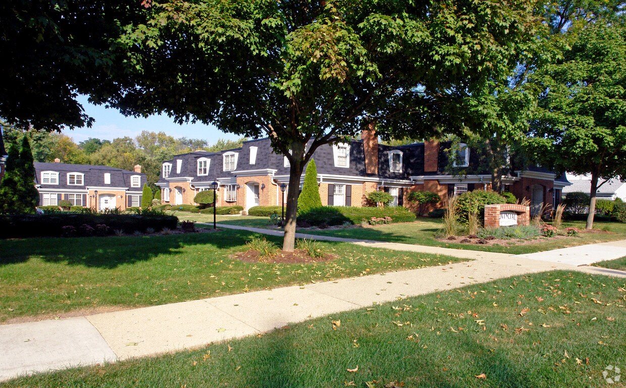 Provincial Townhomes Apartments in Barrington, IL