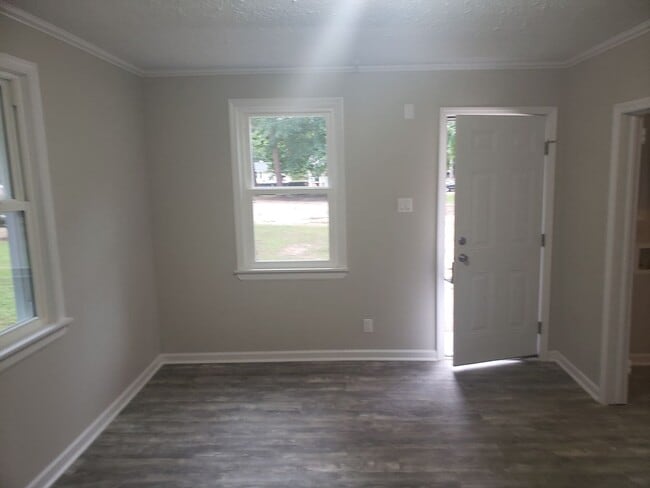 Foto del edificio - NEWLY RENOVATED 2 BEDROOM 1 BATH UNIT IN A...