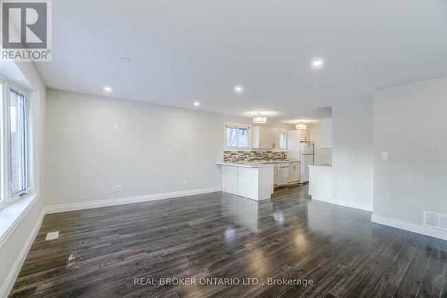Building Photo - 136 CLAYMORE Crescent