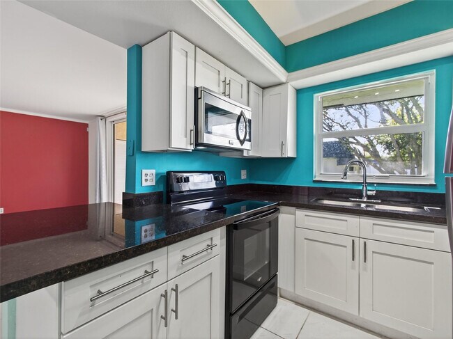 Foto del edificio - 8400 W Sample Rd