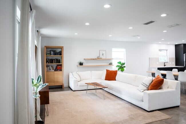 Foto del edificio - 637 N Bowen Rd