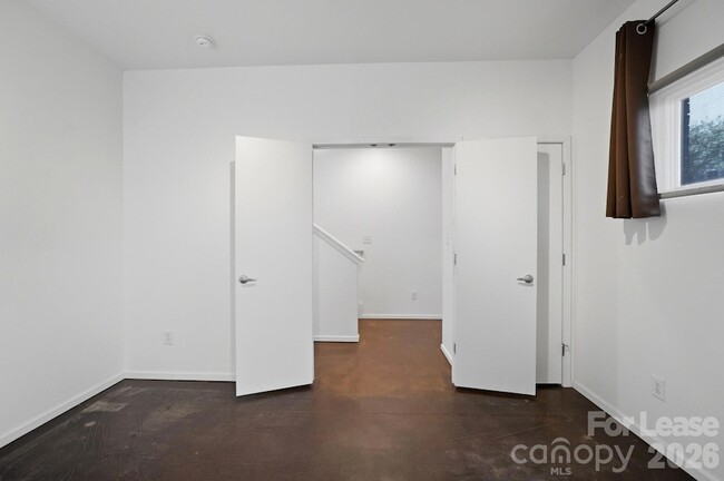 Building Photo - 921 Westbrook Dr