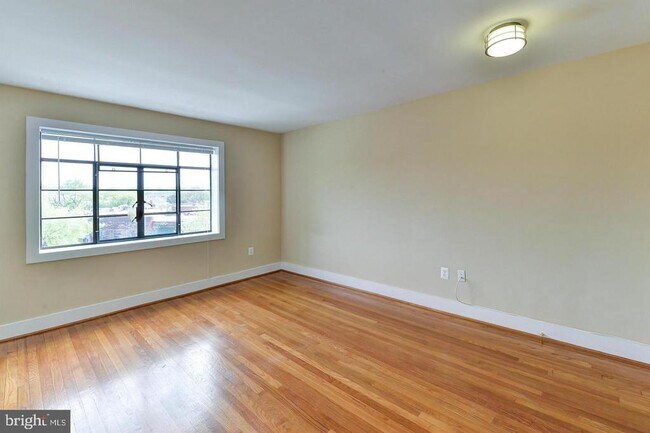 Foto del edificio - 2911 Newark St NW