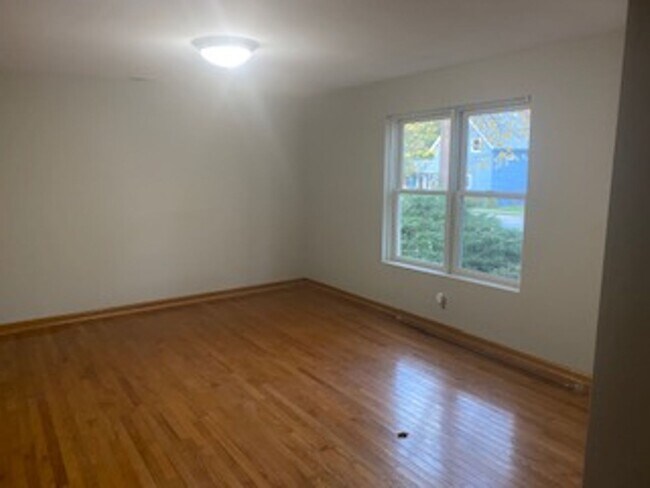 Foto del edificio - 4 bedroom 2 bath home in Lemont.