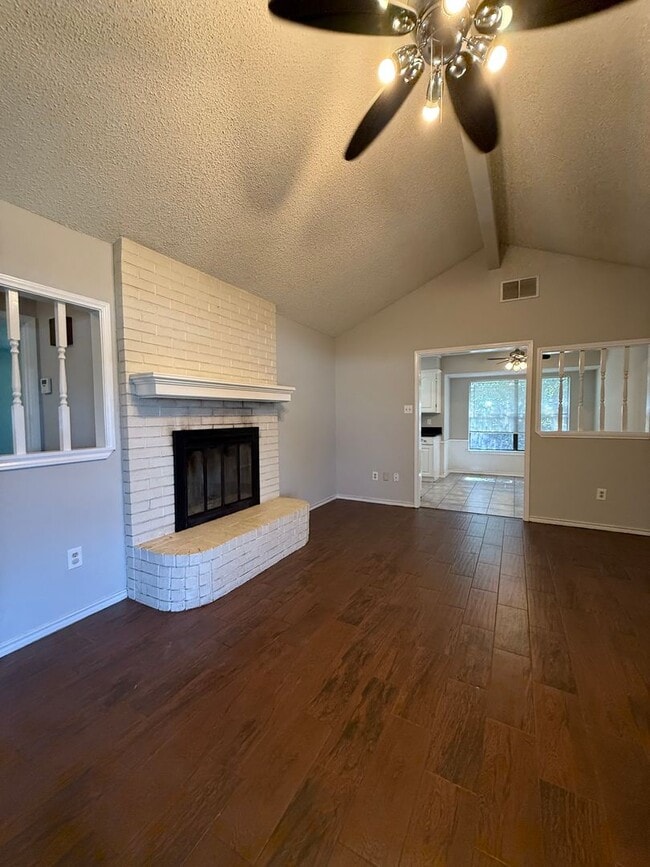 Building Photo - Beautiful 3/2/2 with large backyard and co...
